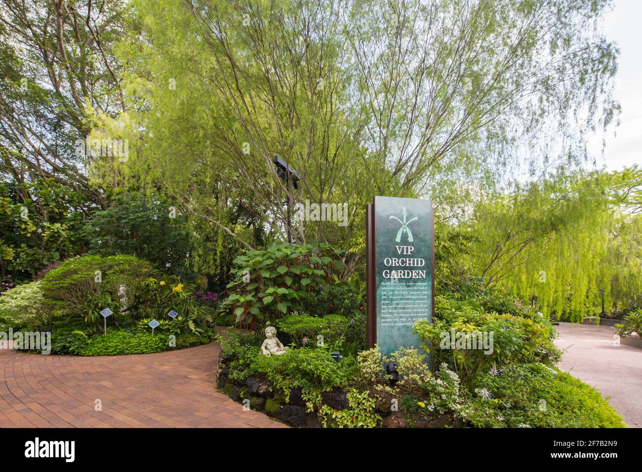 Schilder weisen auf den VIP Orchid Garden im National Orchid Garden, Singapur, hin. Stockfoto
