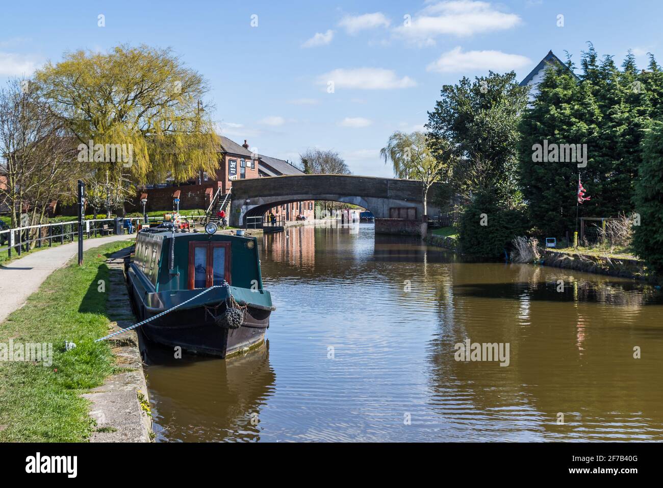 Der Leeds Liverpool Canal führt im April 2021 vom Schleppweg aus durch Burscough, Lancashire. Stockfoto