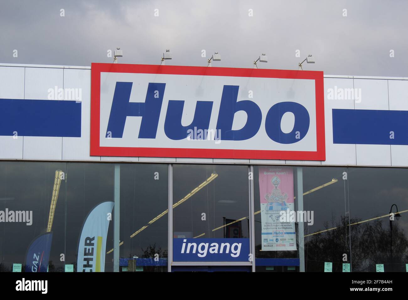 LEBBEKE, BELGIEN, 3. APRIL 2021: Außenansicht eines Hubo-Heimwerkerladens in Flandern. Es ist ein belgischer Laden mit über 150 Filialen in der gesamten Grafenkette Stockfoto