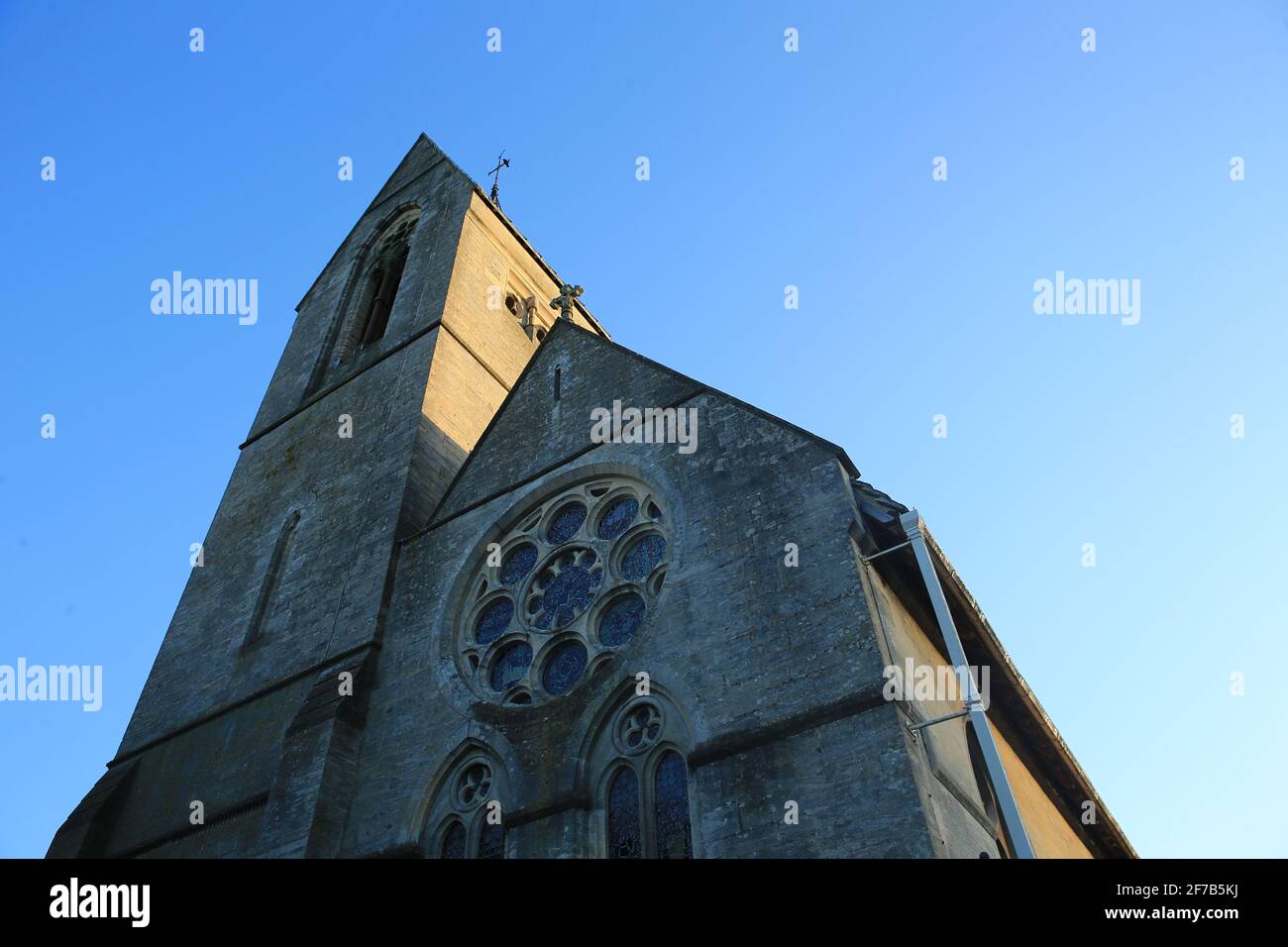 Selsley Church in der Cotswold-Stadt Stroud. Zeigt einen schönen Architekturstil. April 2021. Stockfoto