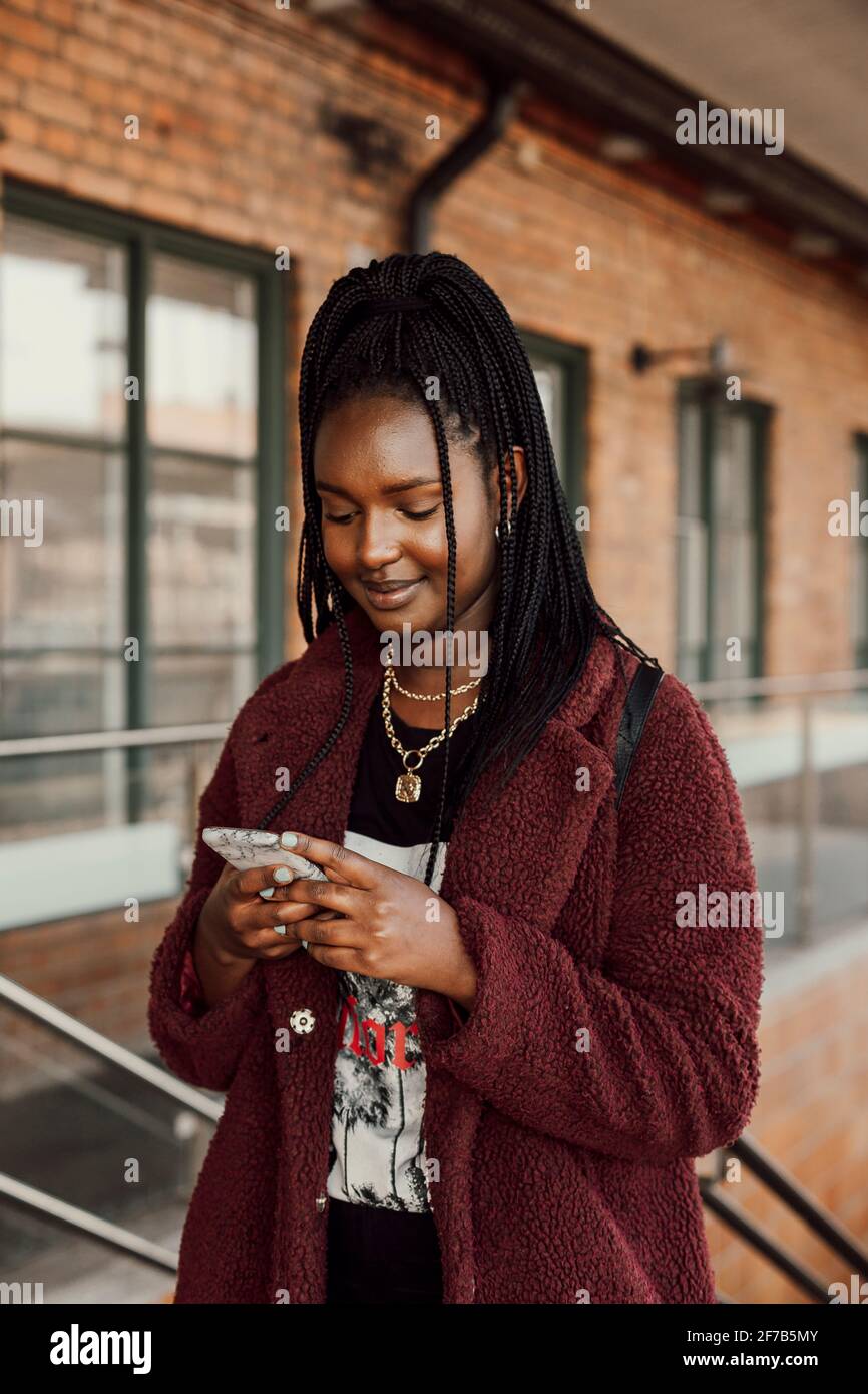 Junge Frau mit Handy Stockfoto