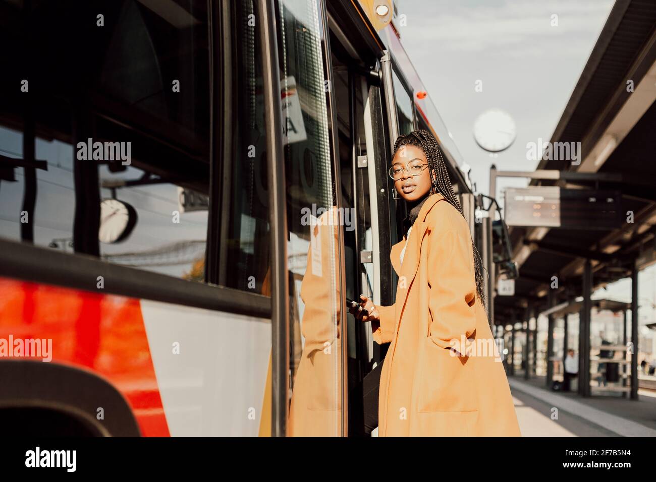 Junge Frau, die in den Bus fährt Stockfoto