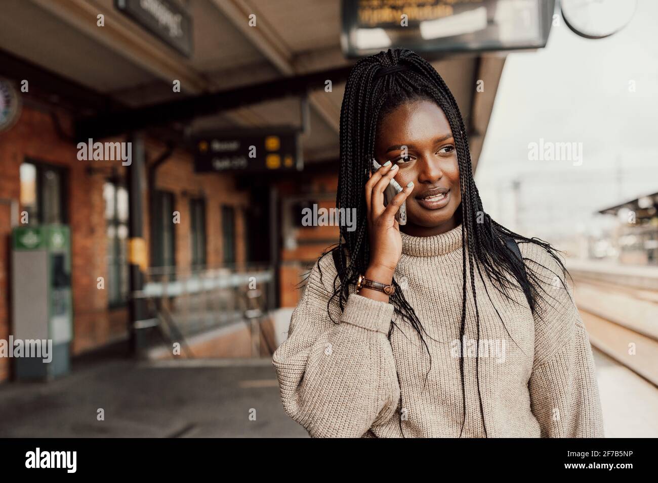 Junge Frau am Bahnhof warten Stockfoto