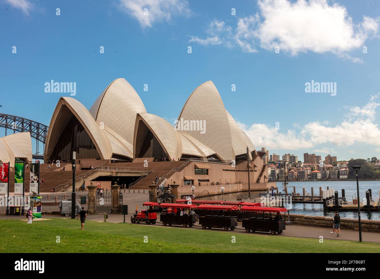 Sydney Harbour mit Blick auf das Opernhaus und den Choo Choo Express, Sydneys RBG-Wanderzug. Australien. Stockfoto