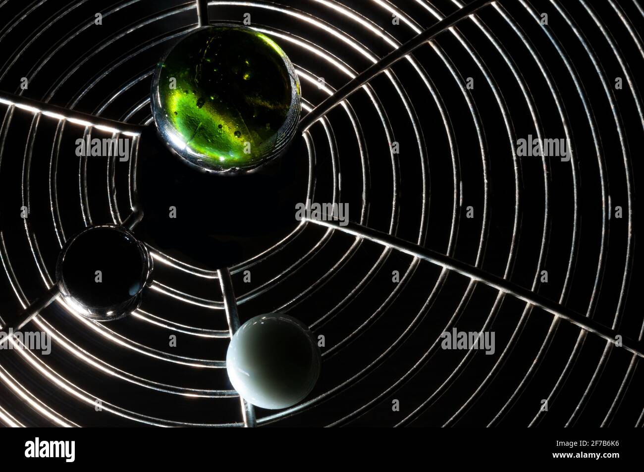 Planetensystem im Küchenuniversum mit Küchenwerkzeug und Farbige Glaskugeln Stockfoto