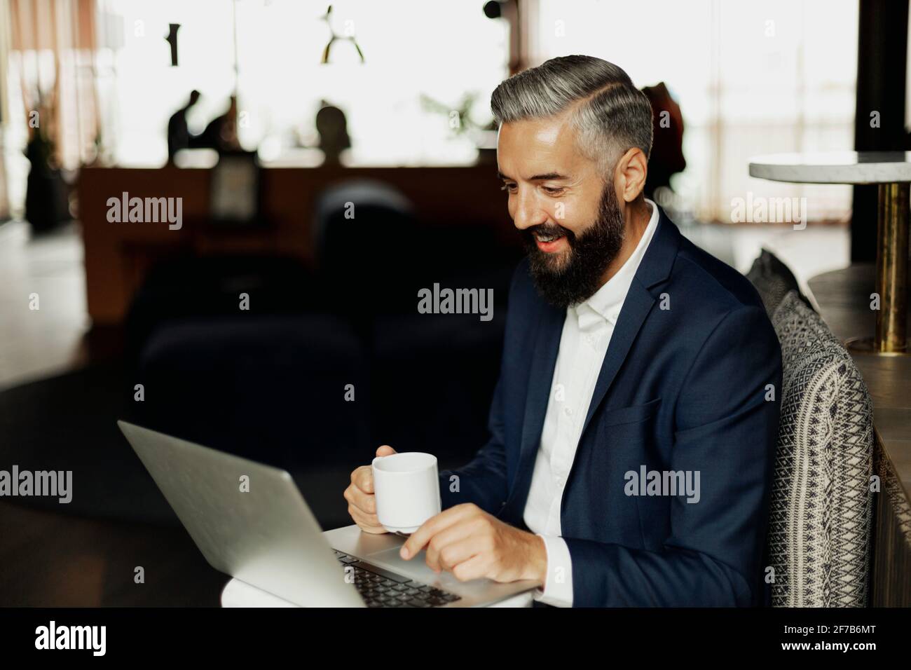 Geschäftsmann mit Laptop im café Stockfoto