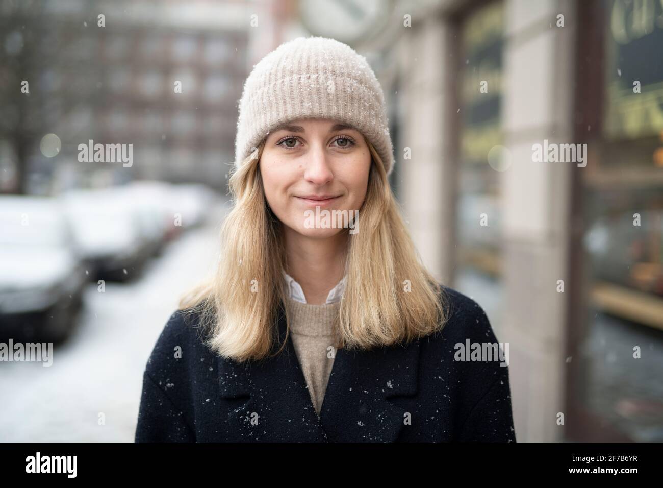 Junge Frau im Winter mit Blick auf die Kamera Stockfoto