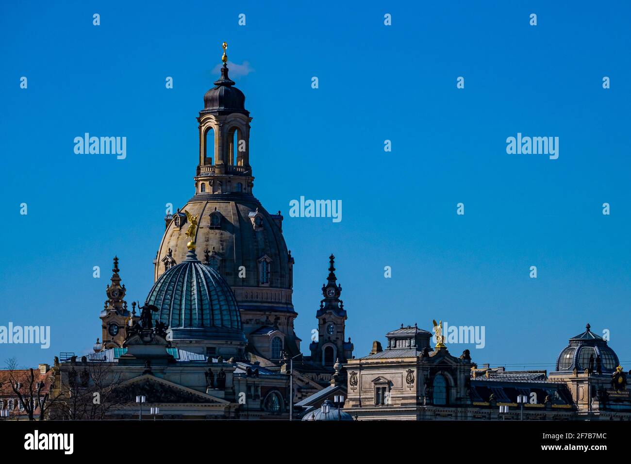 Die auf der anderen Elbe gelegenen Dombereiche der Akademie der Künste und der Frauenkirche. Stockfoto