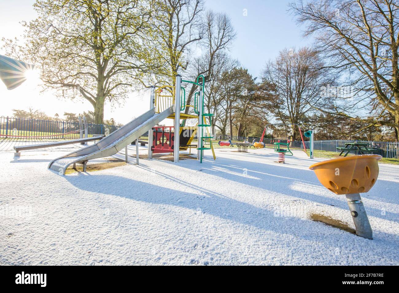 Kidderminster, Großbritannien. April 2021. Wetter in Großbritannien: Viele Teile von Worcestershire erwachen zu einer leichten Schneedecke im Frühling! Trotz der hellen Morgensonne wird ein weiterer kalter Tag prognostiziert, an dem es heute Nachmittag zu Schneeschauern im April kommen kann. Kredit: Lee Hudson/Alamy Live Nachrichten Stockfoto