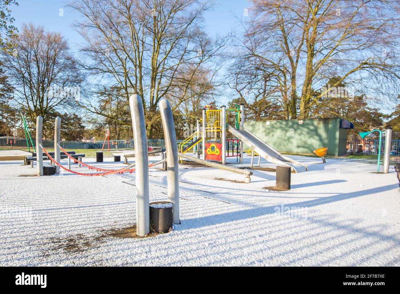 Kidderminster, Großbritannien. April 2021. Wetter in Großbritannien: Viele Teile von Worcestershire erwachen zu einer leichten Schneedecke im Frühling! Trotz der hellen Morgensonne wird ein weiterer kalter Tag prognostiziert, an dem es heute Nachmittag zu Schneeschauern im April kommen kann. Kredit: Lee Hudson/Alamy Live Nachrichten Stockfoto