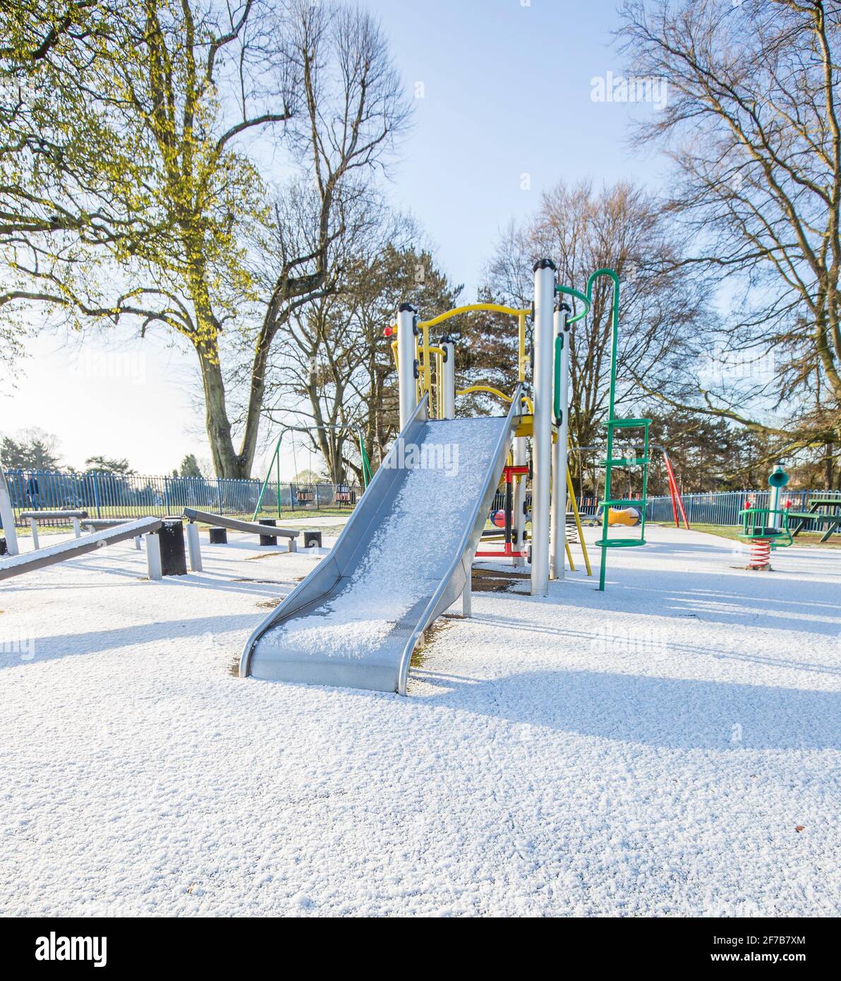 Kidderminster, Großbritannien. April 2021. Wetter in Großbritannien: Viele Teile von Worcestershire erwachen zu einer leichten Schneedecke im Frühling! Trotz der hellen Morgensonne wird ein weiterer kalter Tag prognostiziert, an dem es heute Nachmittag zu Schneeschauern im April kommen kann. Kredit: Lee Hudson/Alamy Live Nachrichten Stockfoto