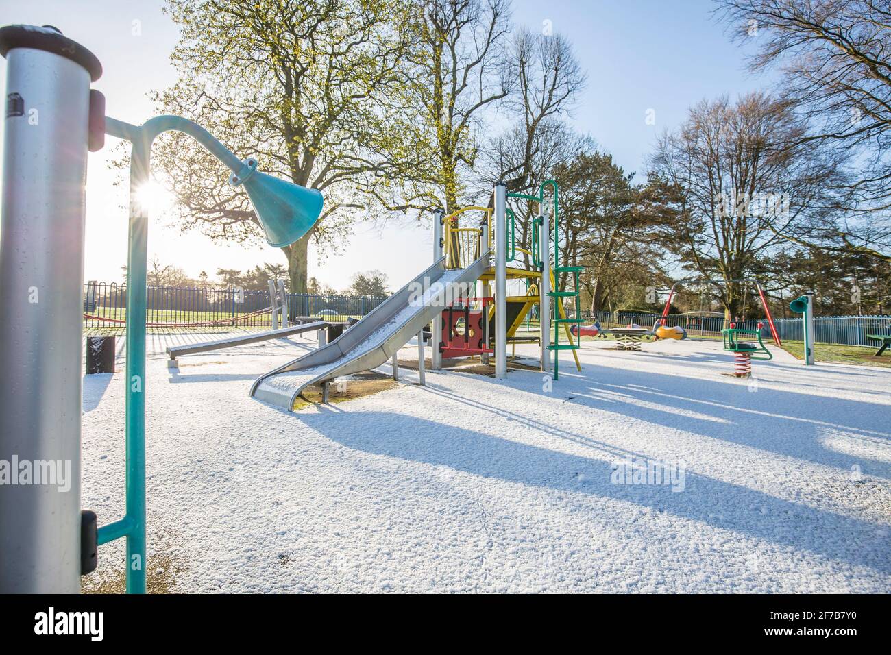 Kidderminster, Großbritannien. April 2021. Wetter in Großbritannien: Viele Teile von Worcestershire erwachen zu einer leichten Schneedecke im Frühling! Trotz der hellen Morgensonne wird ein weiterer kalter Tag prognostiziert, an dem es heute Nachmittag zu Schneeschauern im April kommen kann. Kredit: Lee Hudson/Alamy Live Nachrichten Stockfoto