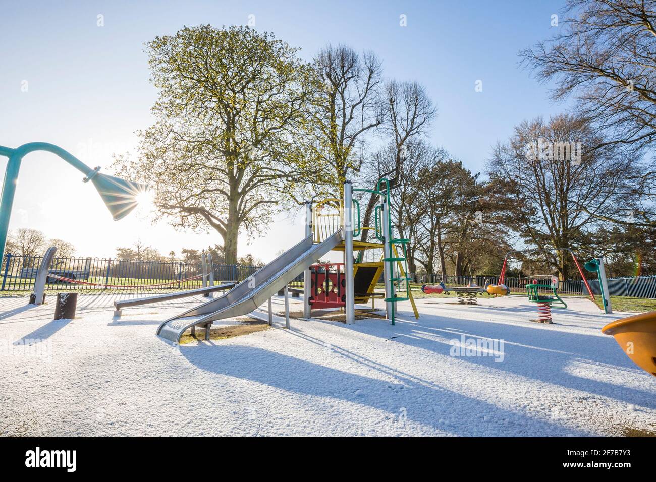 Kidderminster, Großbritannien. April 2021. Wetter in Großbritannien: Viele Teile von Worcestershire erwachen zu einer leichten Schneedecke im Frühling! Trotz der hellen Morgensonne wird ein weiterer kalter Tag prognostiziert, an dem es heute Nachmittag zu Schneeschauern im April kommen kann. Kredit: Lee Hudson/Alamy Live Nachrichten Stockfoto