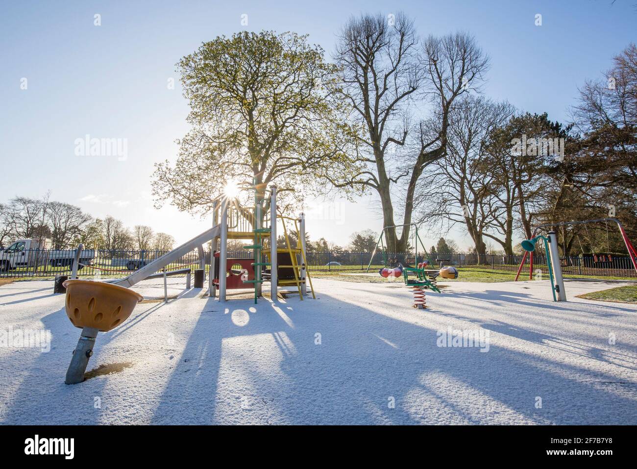Kidderminster, Großbritannien. April 2021. Wetter in Großbritannien: Viele Teile von Worcestershire erwachen zu einer leichten Schneedecke im Frühling! Trotz der hellen Morgensonne wird ein weiterer kalter Tag prognostiziert, an dem es heute Nachmittag zu Schneeschauern im April kommen kann. Kredit: Lee Hudson/Alamy Live Nachrichten Stockfoto