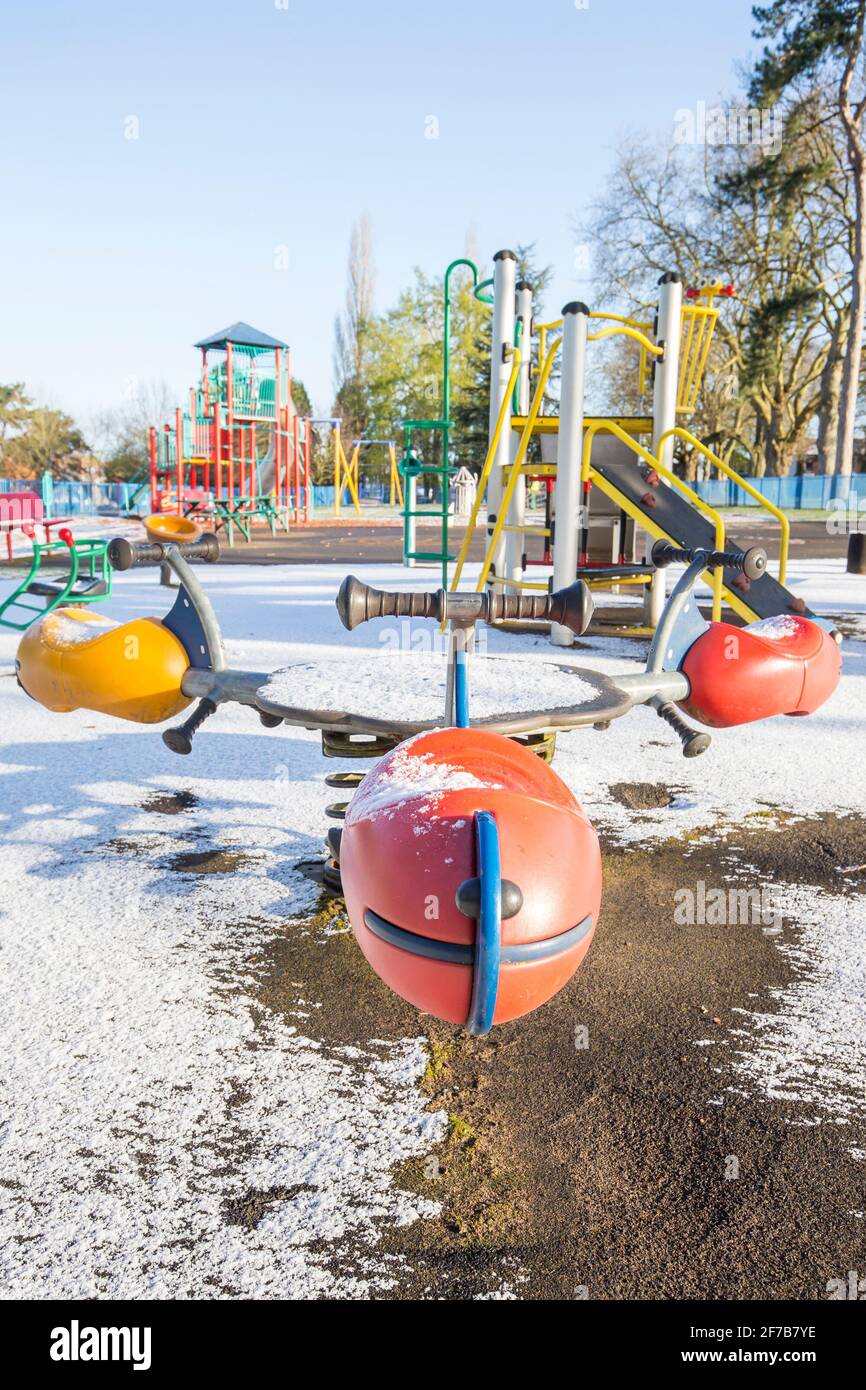 Kidderminster, Großbritannien. April 2021. Wetter in Großbritannien: Viele Teile von Worcestershire erwachen zu einer leichten Schneedecke im Frühling! Trotz der hellen Morgensonne wird ein weiterer kalter Tag prognostiziert, an dem es heute Nachmittag zu Schneeschauern im April kommen kann. Kredit: Lee Hudson/Alamy Live Nachrichten Stockfoto