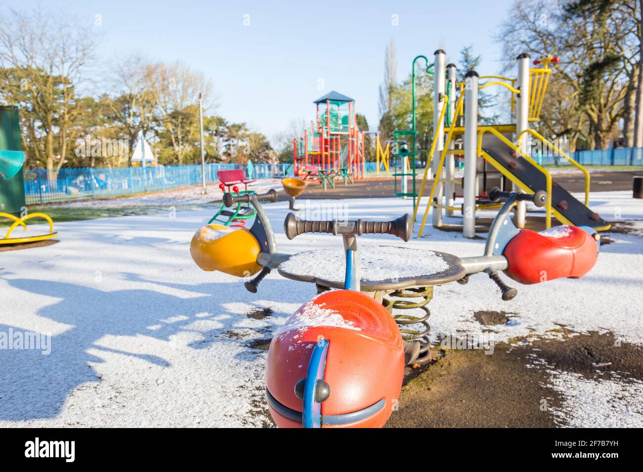 Kidderminster, Großbritannien. April 2021. Wetter in Großbritannien: Viele Teile von Worcestershire erwachen zu einer leichten Schneedecke im Frühling! Trotz der hellen Morgensonne wird ein weiterer kalter Tag prognostiziert, an dem es heute Nachmittag zu Schneeschauern im April kommen kann. Kredit: Lee Hudson/Alamy Live Nachrichten Stockfoto