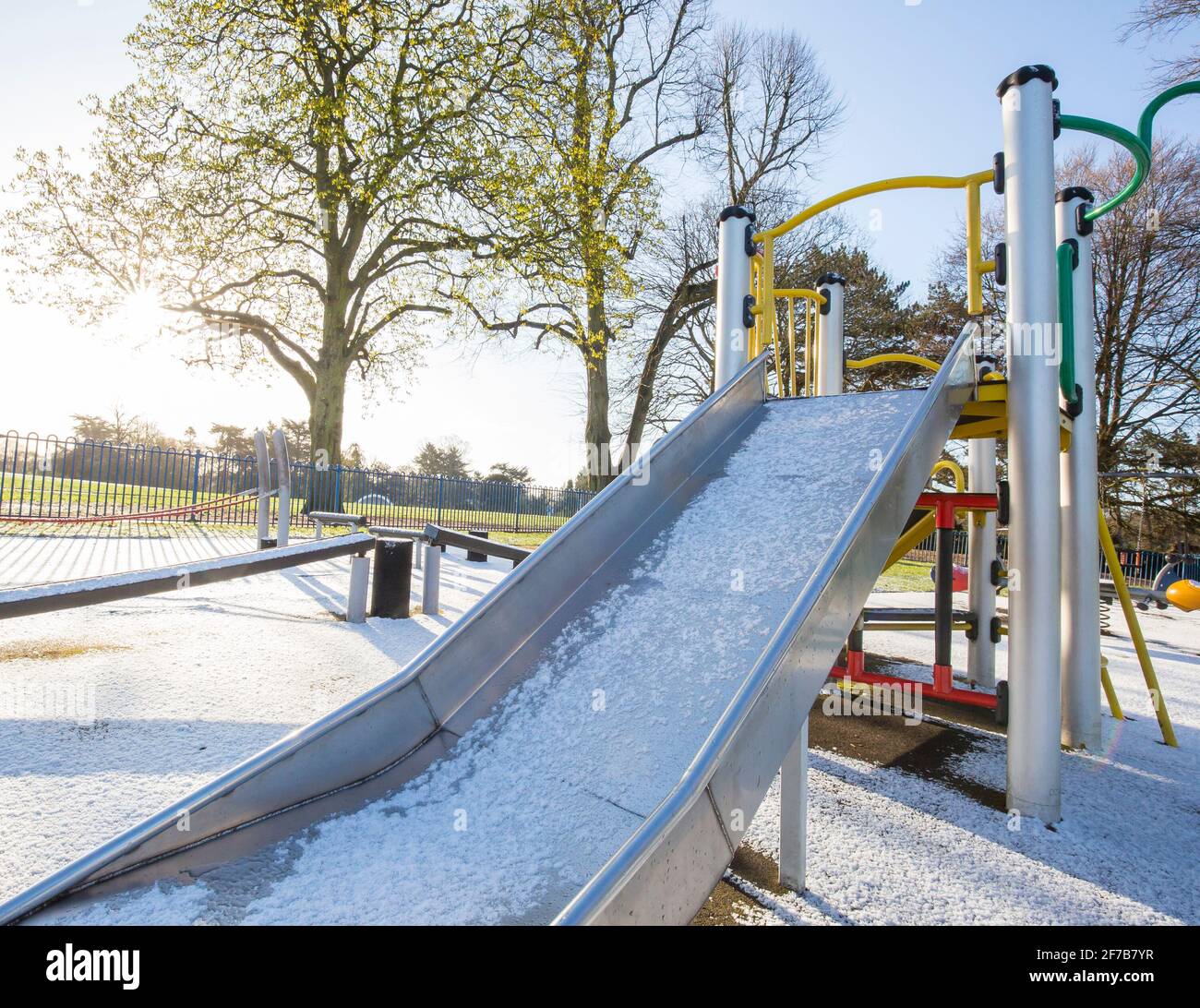 Kidderminster, Großbritannien. April 2021. Wetter in Großbritannien: Viele Teile von Worcestershire erwachen zu einer leichten Schneedecke im Frühling! Trotz der hellen Morgensonne wird ein weiterer kalter Tag prognostiziert, an dem es heute Nachmittag zu Schneeschauern im April kommen kann. Kredit: Lee Hudson/Alamy Live Nachrichten Stockfoto
