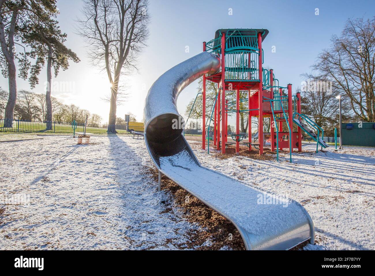 Kidderminster, Großbritannien. April 2021. Wetter in Großbritannien: Viele Teile von Worcestershire erwachen zu einer leichten Schneedecke im Frühling! Trotz der hellen Morgensonne wird ein weiterer kalter Tag prognostiziert, an dem es heute Nachmittag zu Schneeschauern im April kommen kann. Kredit: Lee Hudson/Alamy Live Nachrichten Stockfoto