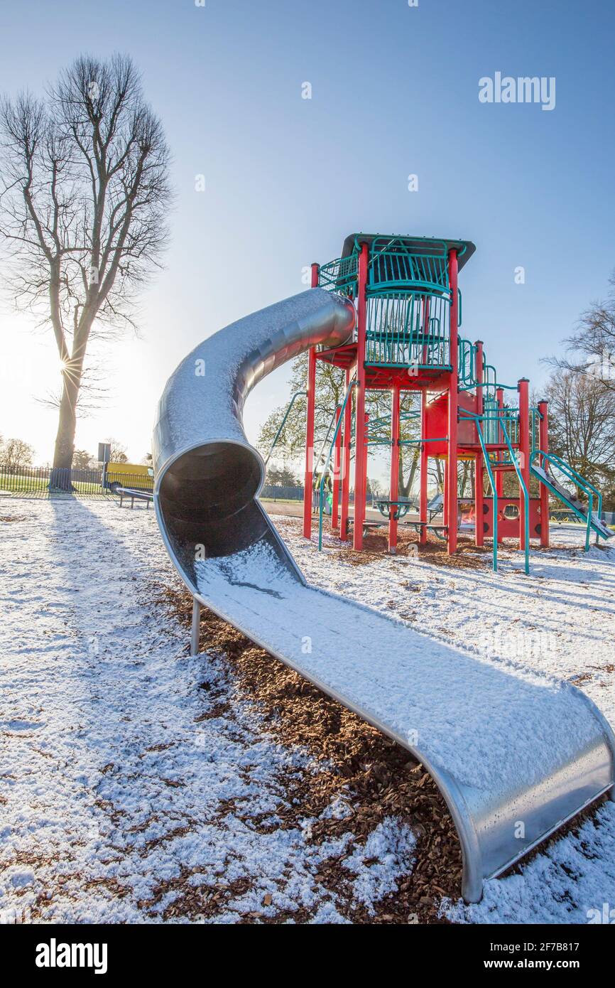 Kidderminster, Großbritannien. April 2021. Wetter in Großbritannien: Viele Teile von Worcestershire erwachen zu einer leichten Schneedecke im Frühling! Trotz der hellen Morgensonne wird ein weiterer kalter Tag prognostiziert, an dem es heute Nachmittag zu Schneeschauern im April kommen kann. Kredit: Lee Hudson/Alamy Live Nachrichten Stockfoto