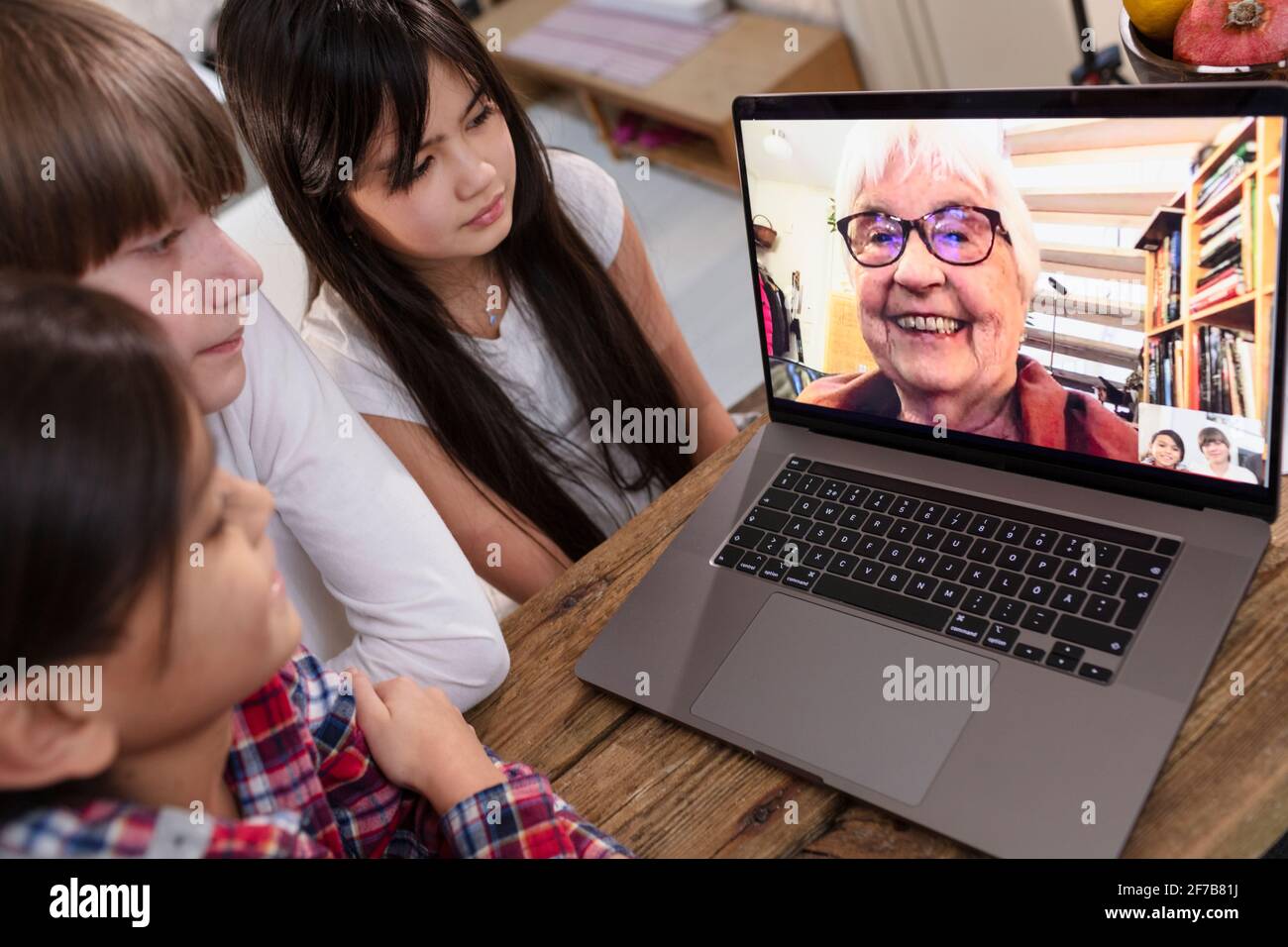 Enkelkinder, die per Videoanruf mit Großmutter sprechen Stockfoto