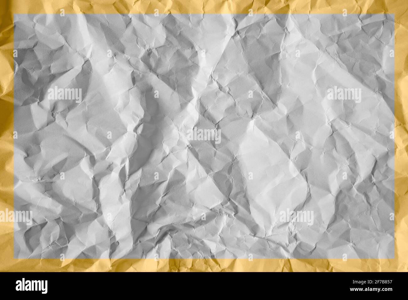 Zerknittertes weißes Papier mit gelbem Rahmen Stockfoto