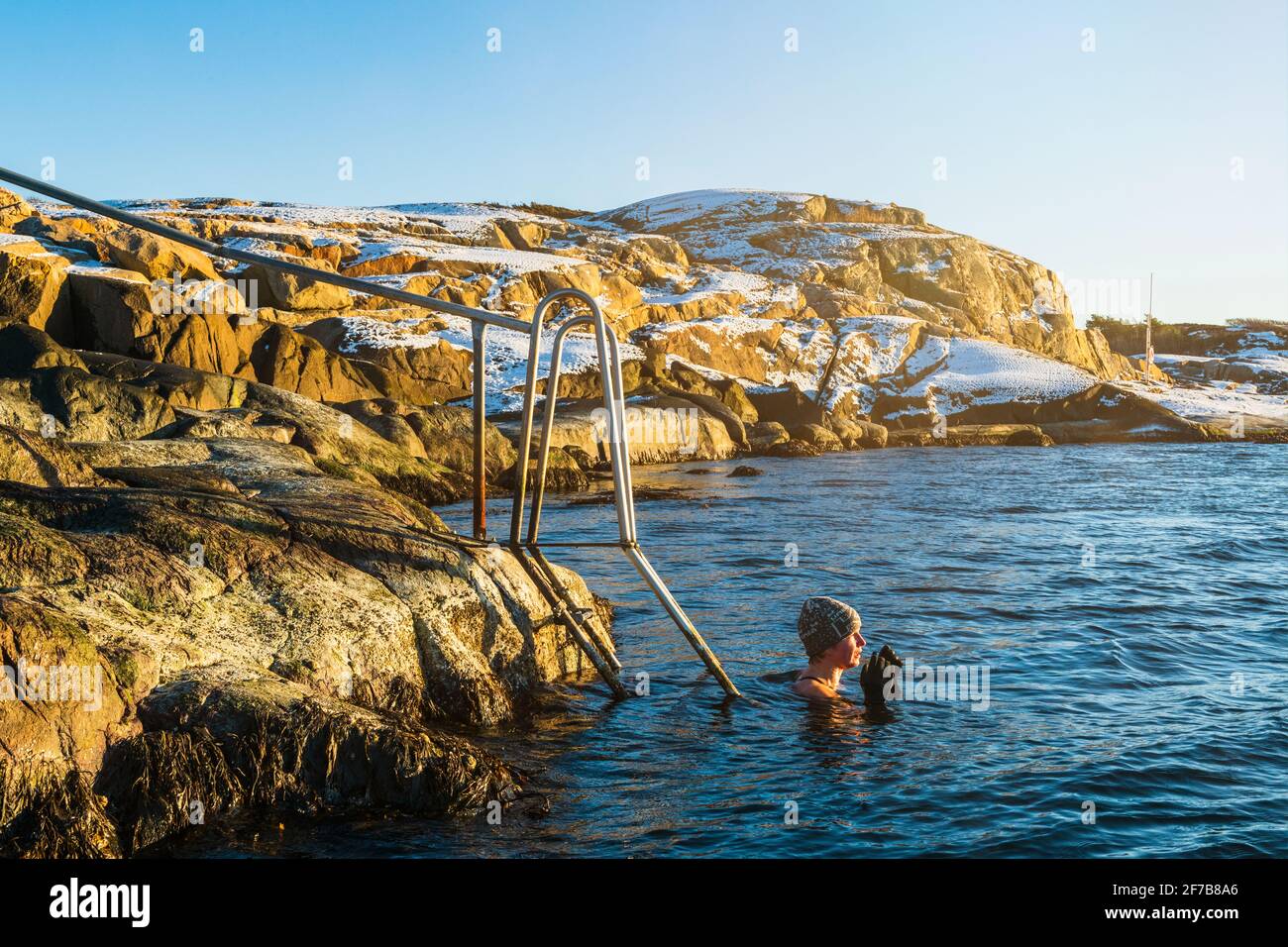 Frau im Winter im Meer Stockfoto