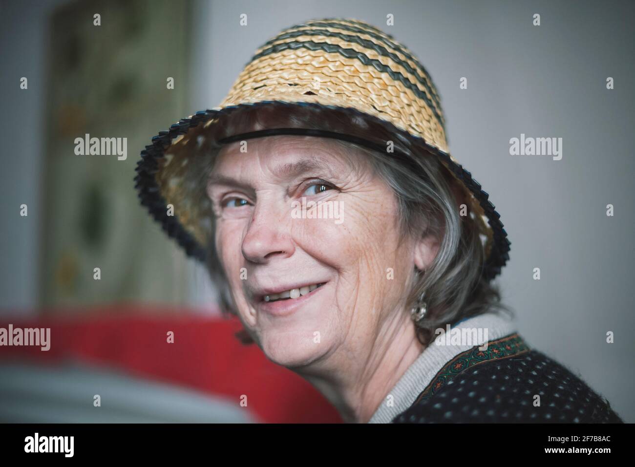 Porträt von senior Frau mit Strohhut Stockfoto