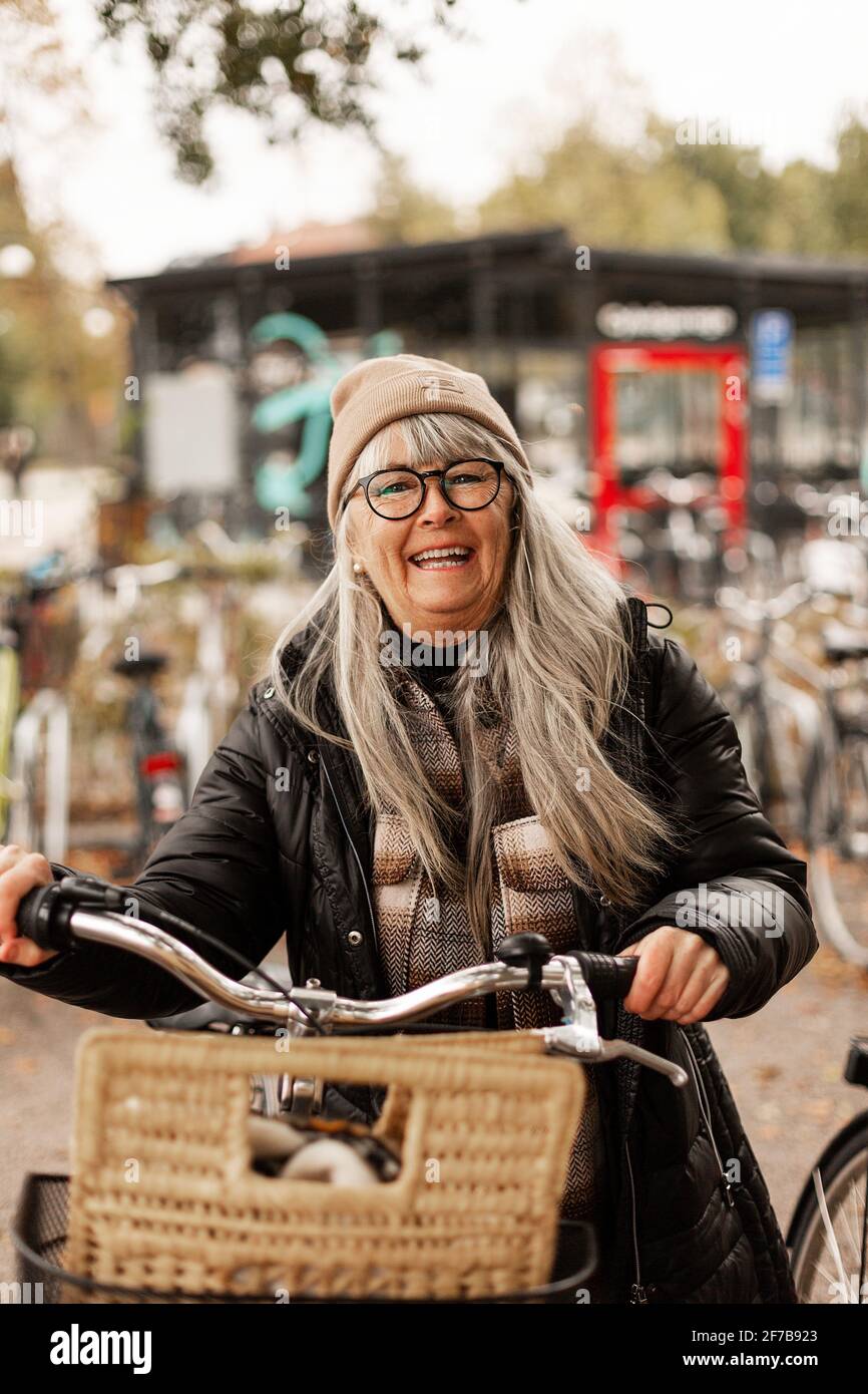 Glückliche Frau mit dem Fahrrad Stockfoto