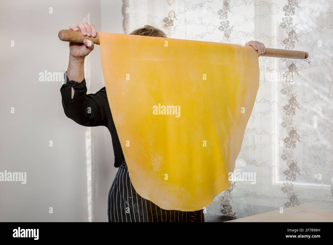 Frau mit Nudelteig Stockfoto