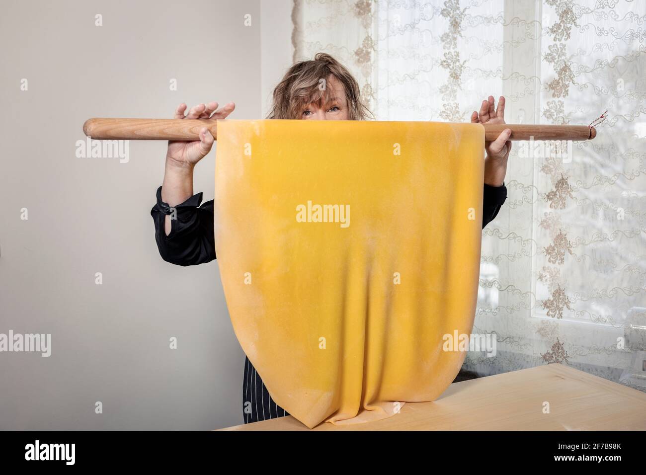 Frau mit Nudelteig Stockfoto