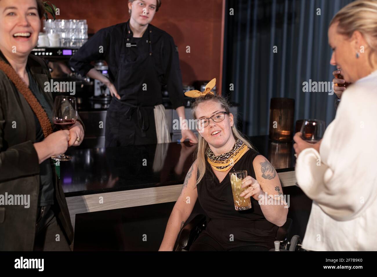 Eine Gruppe von Freunden, die in der Bar einen Drink zu sich nehmen Stockfoto