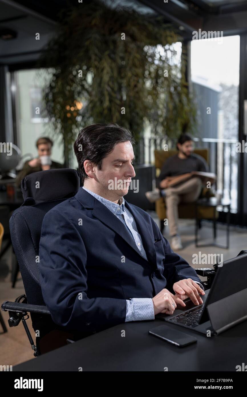 Geschäftsmann mit digitalen Tablet Stockfoto