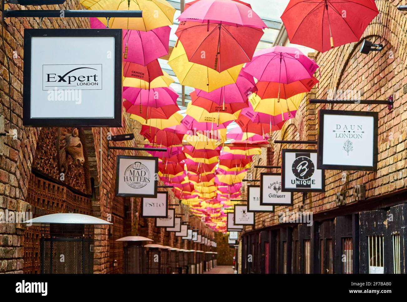 Regenschirme hängen von der Decke in Stables Market, Chalk Farm Road, Camden, London, England Stockfoto