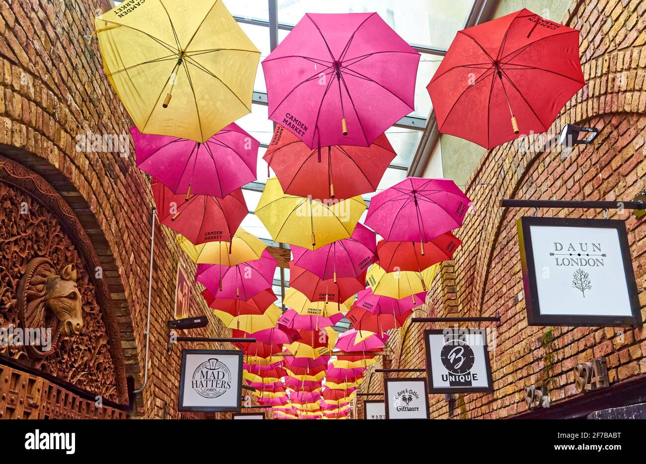 Regenschirme hängen von der Decke in Stables Market, Chalk Farm Road, Camden, London, England Stockfoto