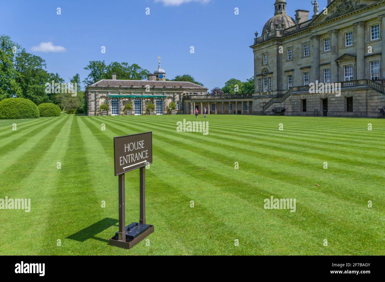 Houghton Hall Gardens, Norfolk, Großbritannien; Hauseingangsschild, gestreifter Rasen und die Halle in der Ferne Stockfoto