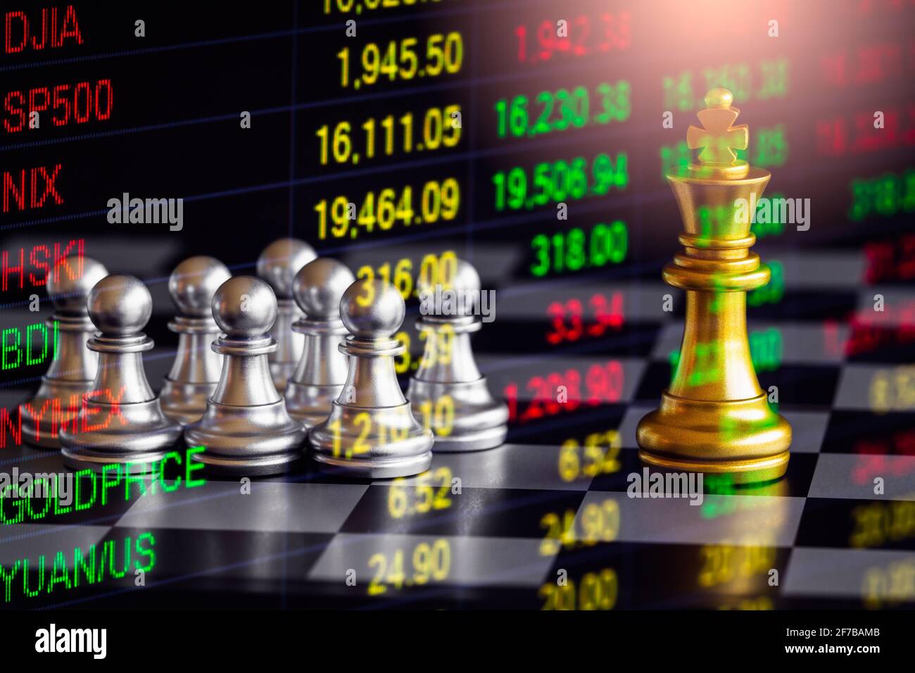 Schachspiel auf Schachbrett hinter dem Hintergrund des Geschäftsmannes. Geschäftskonzept zur Präsentation von Finanzinformationen und Analysen der Marketingstrategie. Investitionen Stockfoto