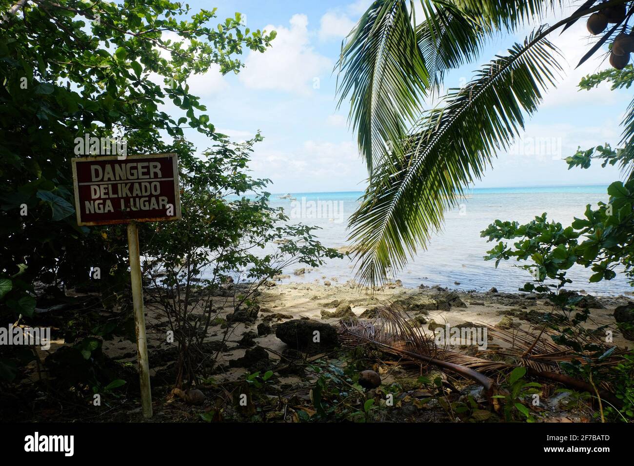 Ein Warnschild, das dieses Gebiet als einen Tsunami-gefährdeten Standort in Trinidad, Guiuan, Ost-Samar, angibt. Guiuan war der Ort des ersten Landfalls während des Super-Taifuns Yolanda am 8. November 2013 und gilt als eine der anfälligen Provinzen für die Auswirkungen des Klimawandels. Philippinen. Stockfoto