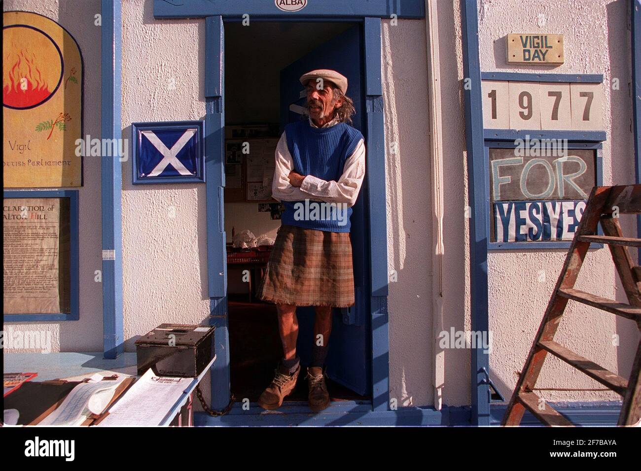 Lewis Livingstone Scottish Devolution September 1997 Lewis Livingstone Wer hat Hat sich für die Ja-Stimme für die schottische Devolution eingesetzt Fünfeinhalb Jahre außerhalb des vorgeschlagenen schottischen Parlaments Gebäude in Edinburgh, Schottland Stockfoto
