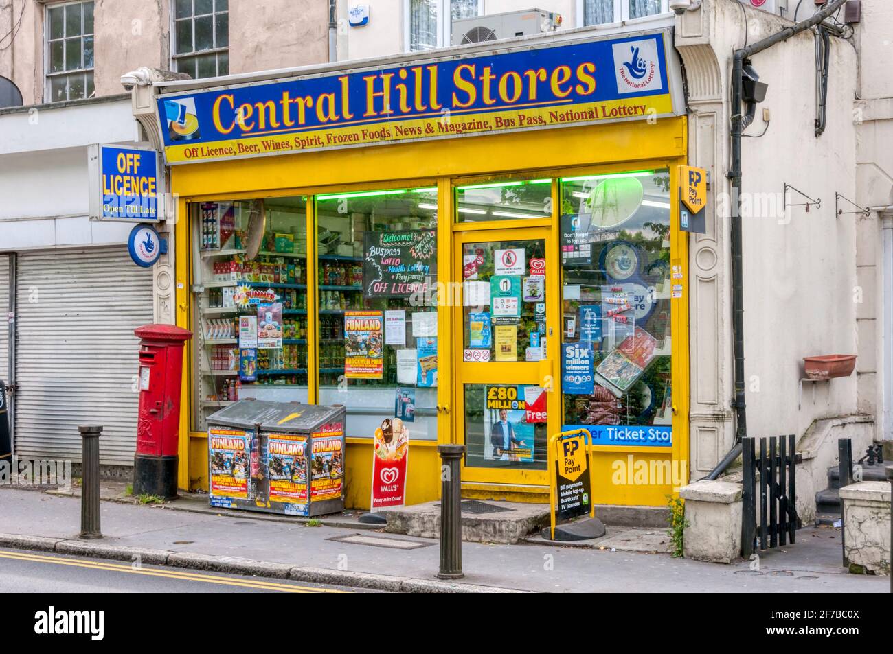 Central Hill Stores ist ein kleines lokales Geschäft in Crystal Palace, South London. Stockfoto