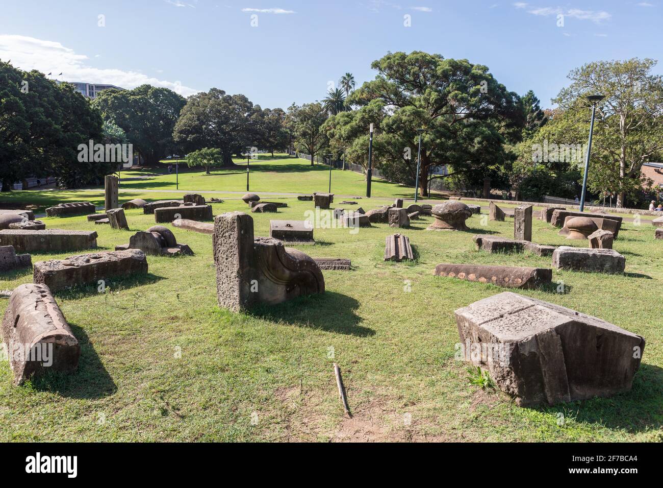 Memory ist eine skulpturale Gruppe von Kimio Tsuchiya in den Royal Botanic Gardens im Stadtzentrum von Sydney, Australien. Stockfoto