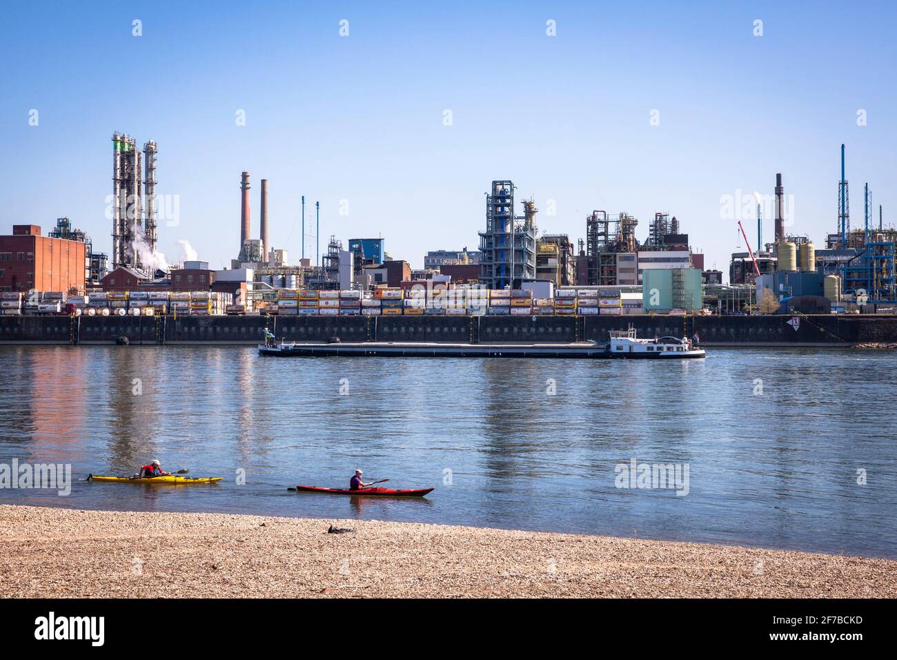 Blick über den Rhein auf den Chempark, ehemals Bayerwerk, Leverkusen, Nordrhein-Westfalen, Deutschland. Blick über den Rhein zum Chempark, Stockfoto