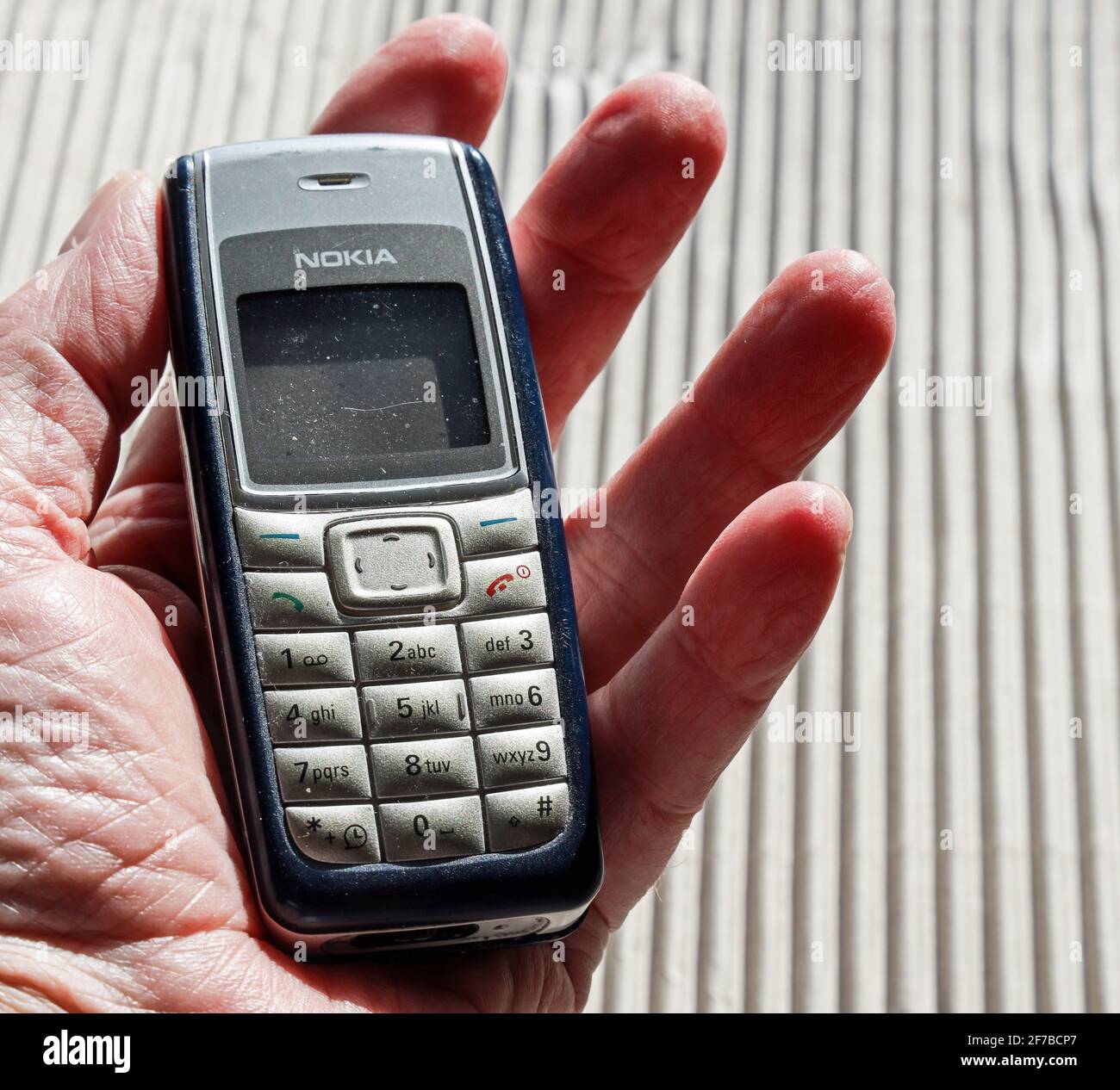 Staubige alte Nokia 1112 Telefon gesehen bessere Tage. SIM-Karten werden nicht  mehr erkannt, und es scheint, dass die Tage vorbei sind Stockfotografie -  Alamy