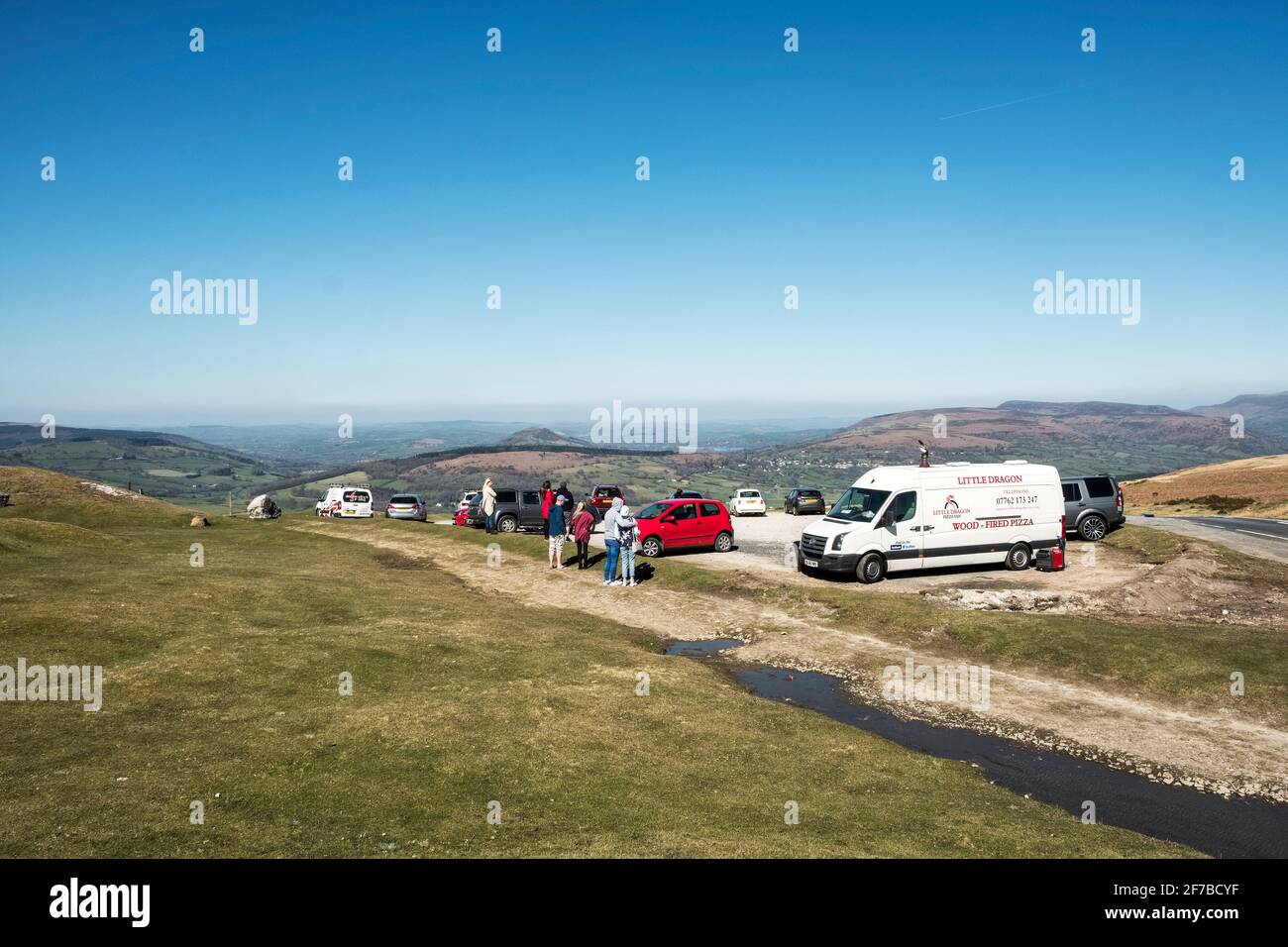 Die Gäste genießen die Aussicht, während sie neben einem Pizzawagen auf dem Gipfel der spektakulären B4560-Straße zwischen Talgarth und Ebbw Vale in Südwales, Großbritannien, warten Stockfoto