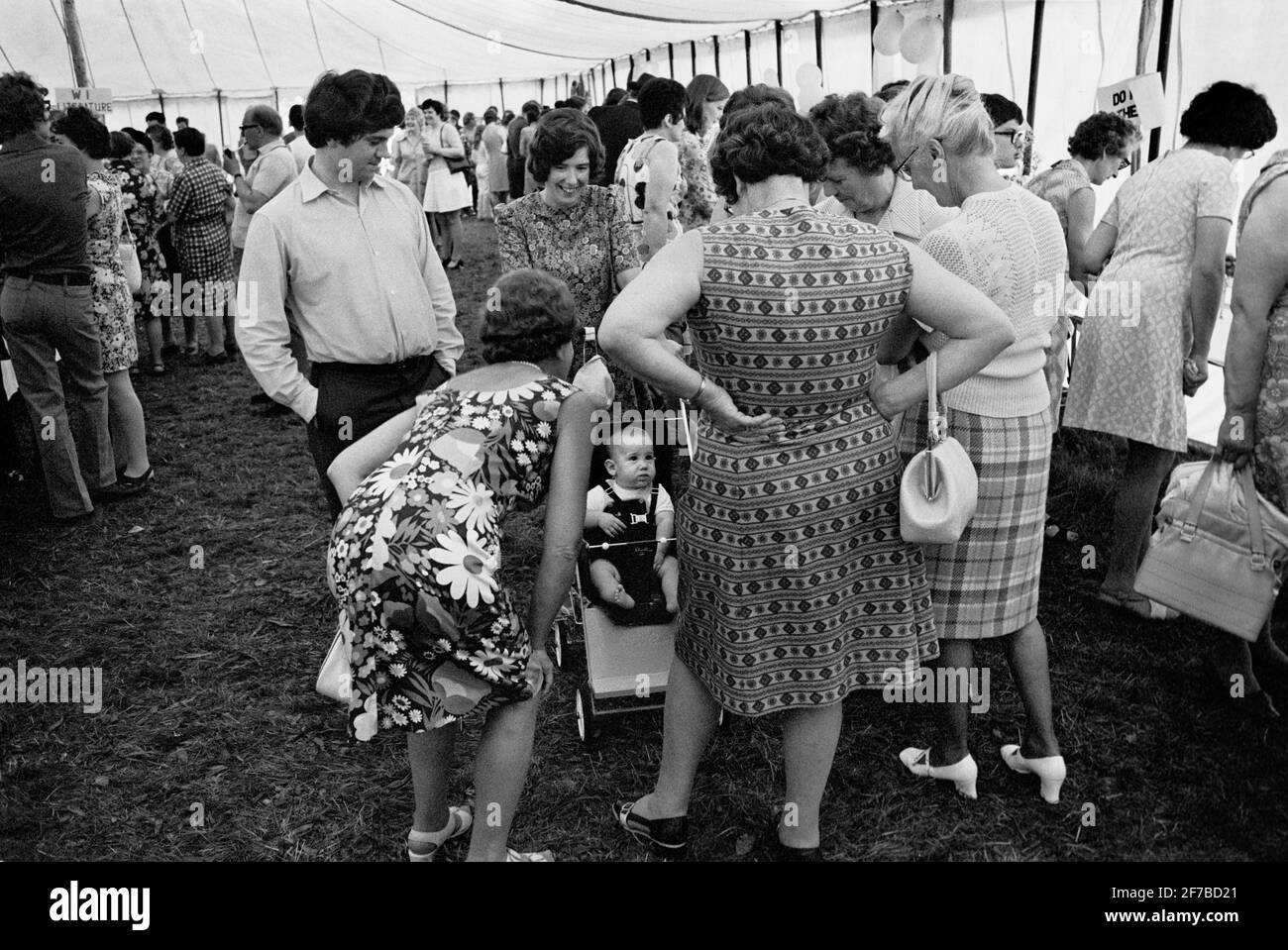 Bewundern eines Babys auf der Llandeilo Agricultural Show, Wales, 1973 Stockfoto