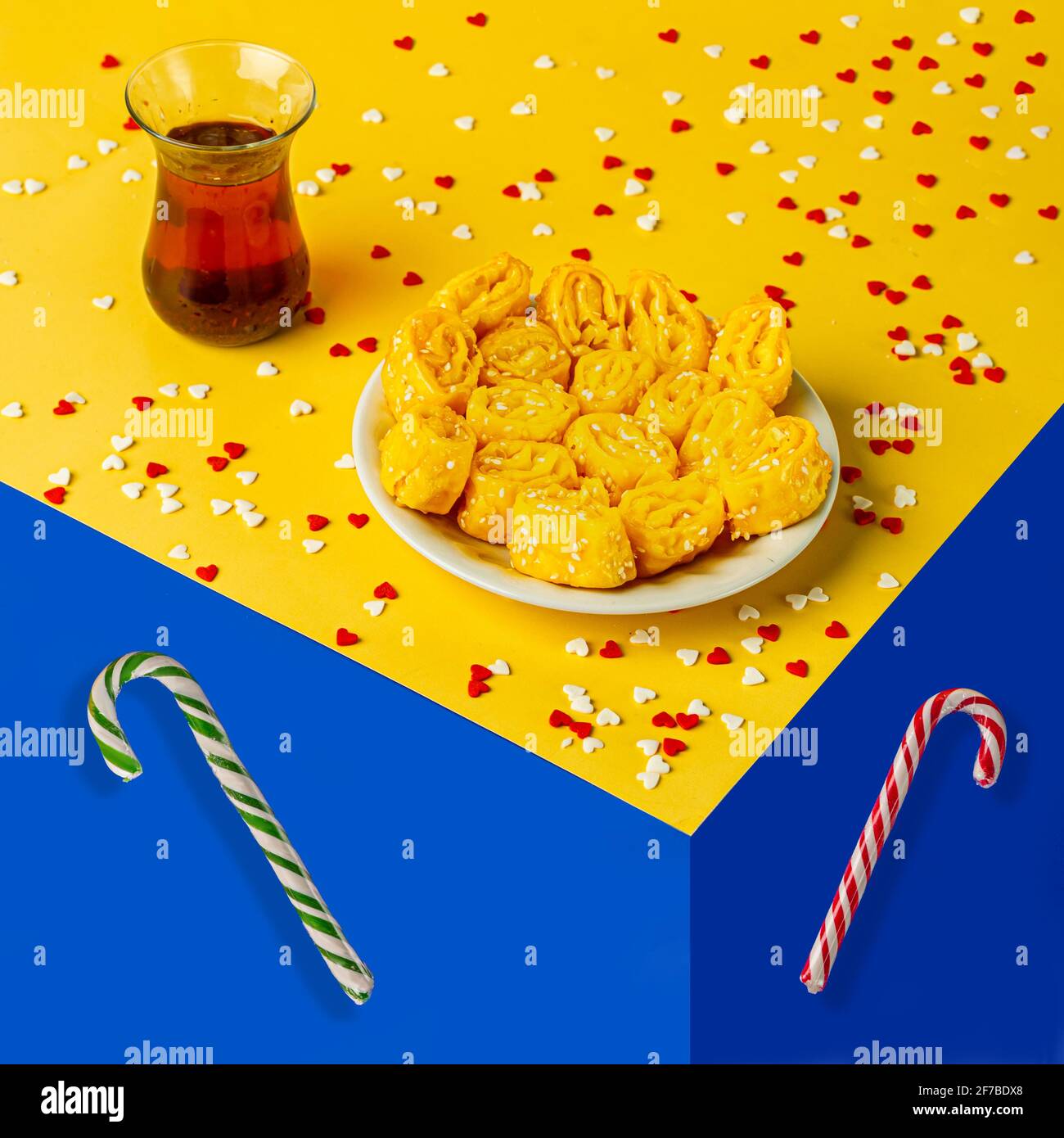 Orientalische Honig Süßigkeiten auf einem bunten Hintergrund. Türkischer ramadan-Dessert mit schwarzem und arabischem Tee. Stockfoto