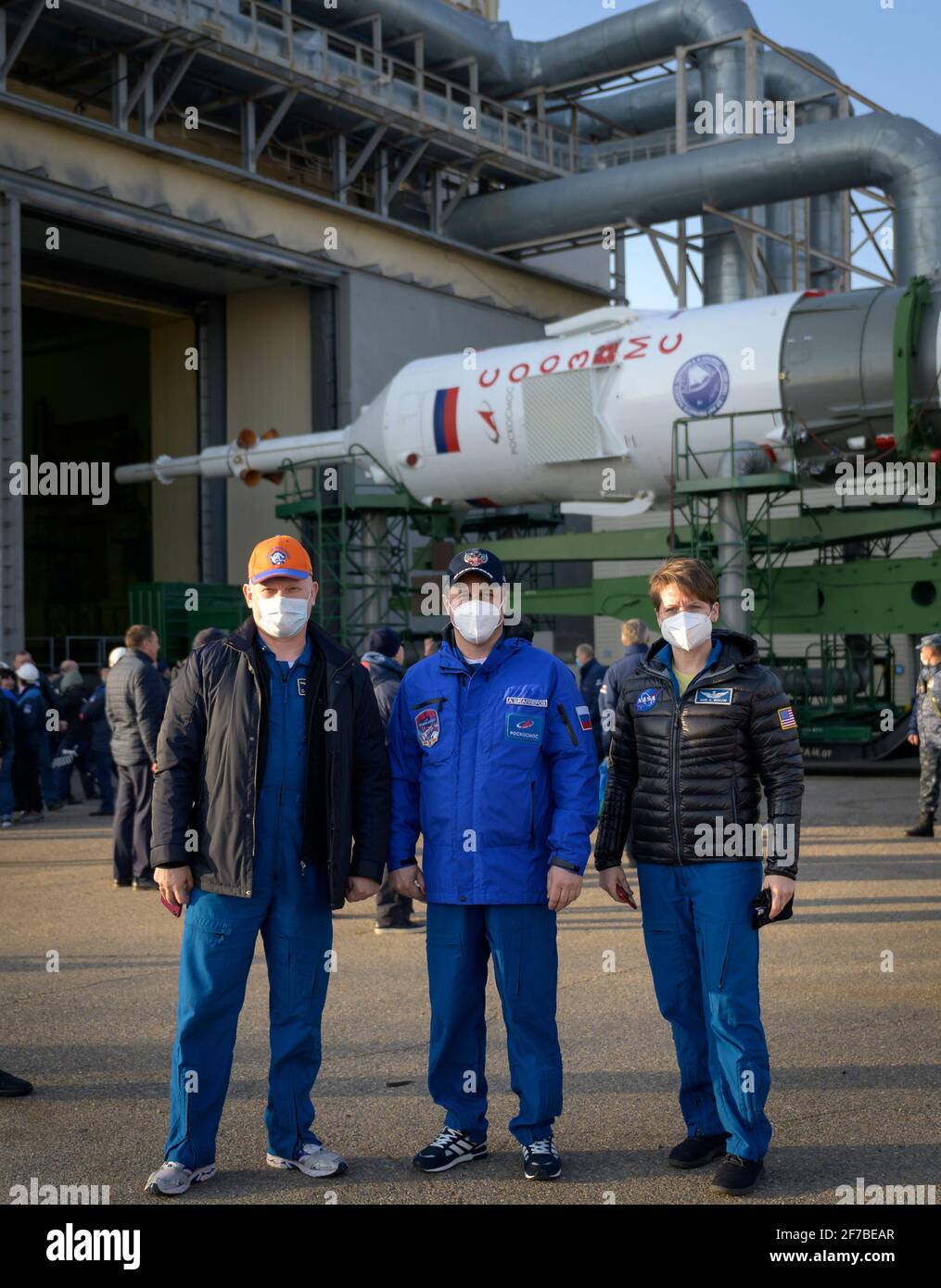 Die Backup-Crew-Mitglieder der Expedition 65, Oleg Artemyev, links, und Anton Shkaplerov von Roskosmos, und NASA-Astronautin Anne McClain, rechts, posieren für ein Foto, während die Sojus-Rakete mit dem Zug zum Startplatz am Dienstag, dem 6. April 2021, am Standort 31 im Kosmodrom Baikonur in Kasachstan ausgerollt wird. Expedition 65 der NASA-Astronaut Mark Vande Hei, die Kosmonauten Roscosmos Pyotr Dubrov und Oleg Novitskiy sollen am 9. April an Bord ihrer Sojus MS-18-Sonde starten. Obligatorische Gutschrift: Bill Ingalls/NASA via CNP Stockfoto