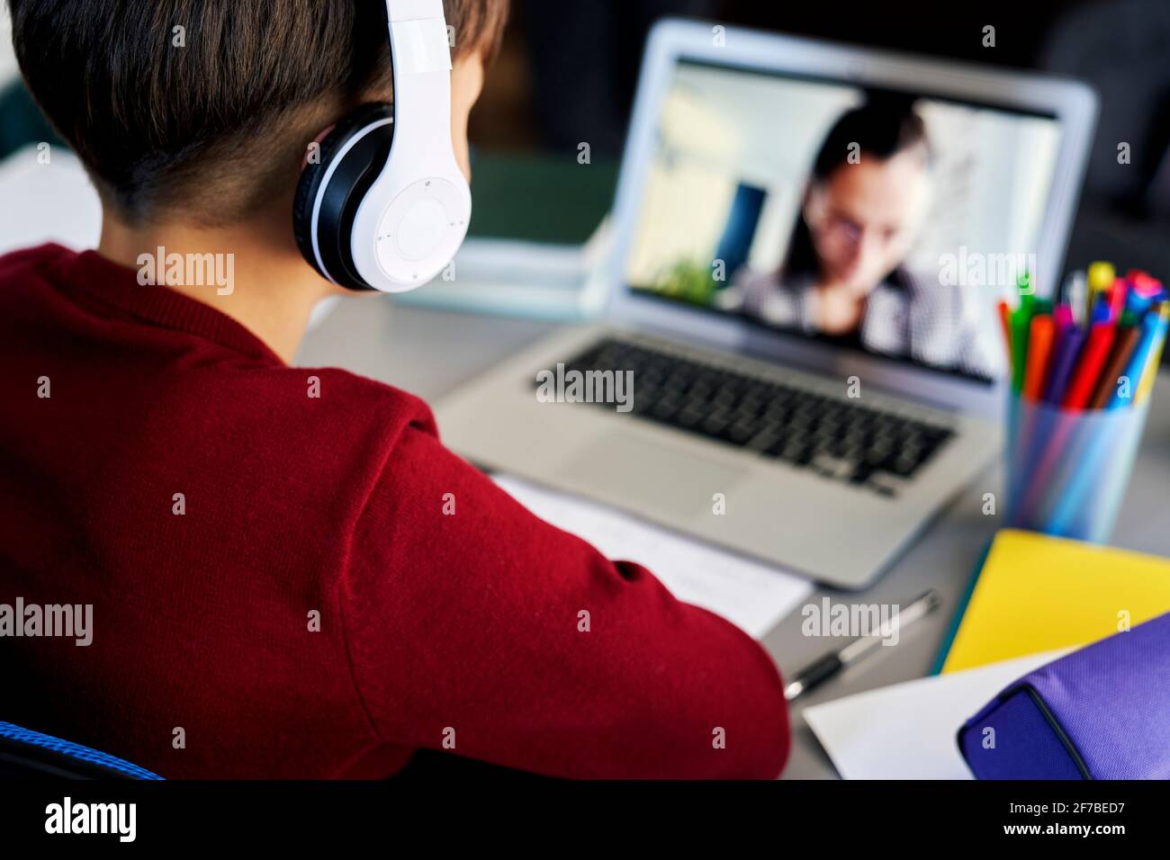 Rückansicht des Jungen während der Heimschoolung Stockfoto