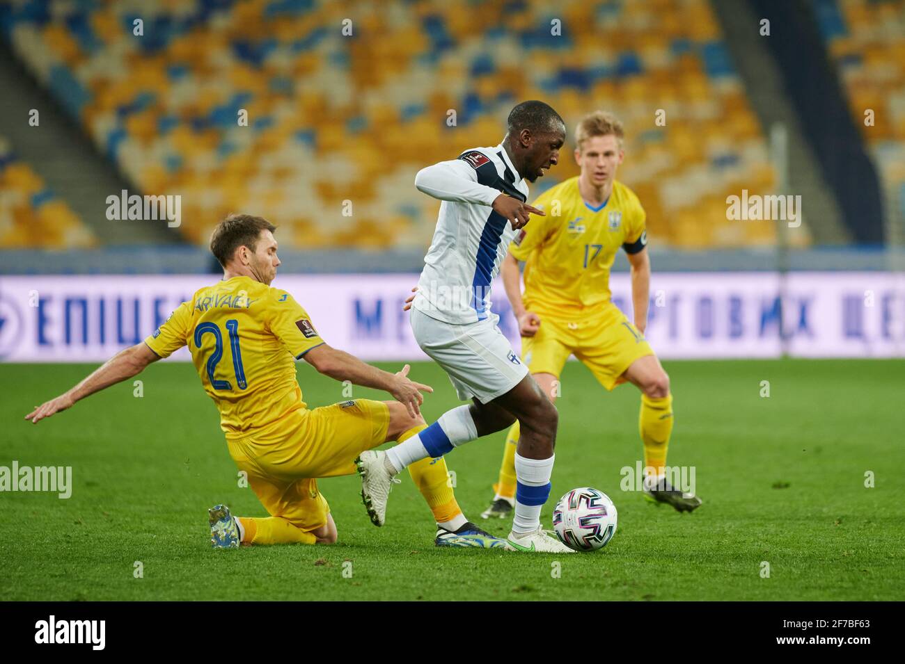 KIEW, UKRAINE - 28. MÄRZ 2021: 21 Verteidiger Oleksandr Karavayev gegen 6 Mittelfeldspieler Glen Kamara. Das Fußballspiel der Qualifikationsrunde Gruppe D der Welt C Stockfoto