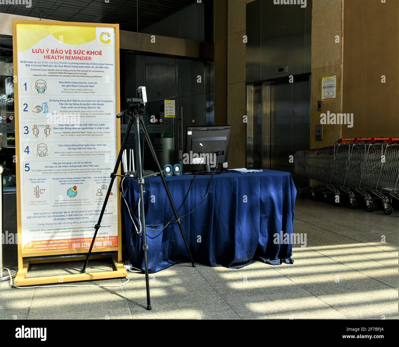 Ho-Chi-Minh-Stadt, 18. März 2021: Temperaturkontrolle-Kiosk mit Wärmebildkamera und Regulationsschild vor dem Supermarkt während der covid-19 in Vietnam. Stockfoto