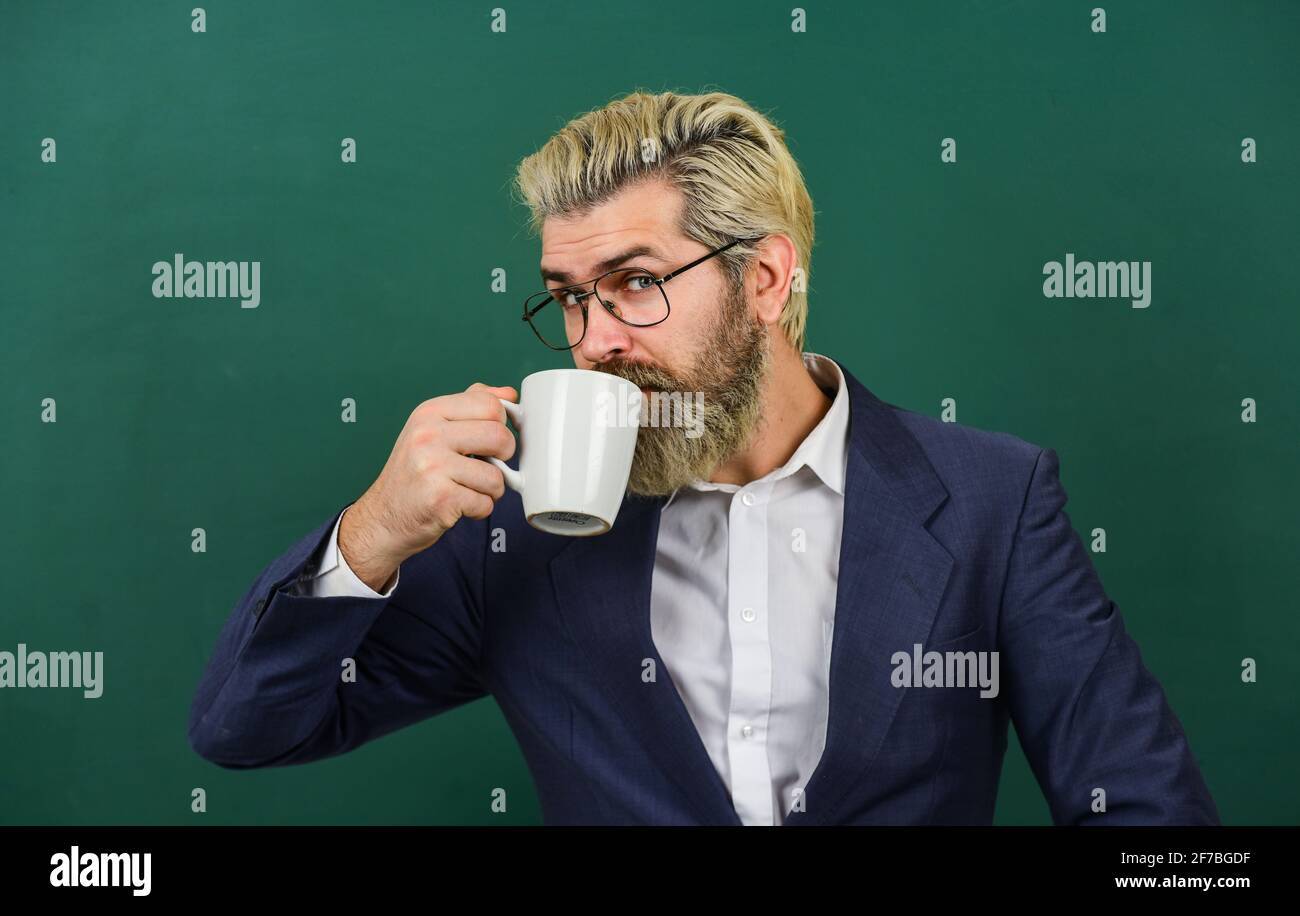 Angenehmer Schluck. Kaffeepause und Entspannung. Mittagspause für den Lehrer. Kaffeesüchtige. Energieladung für den ganzen Tag. Dosis von Koffein. Optimismus-Konzept Stockfoto